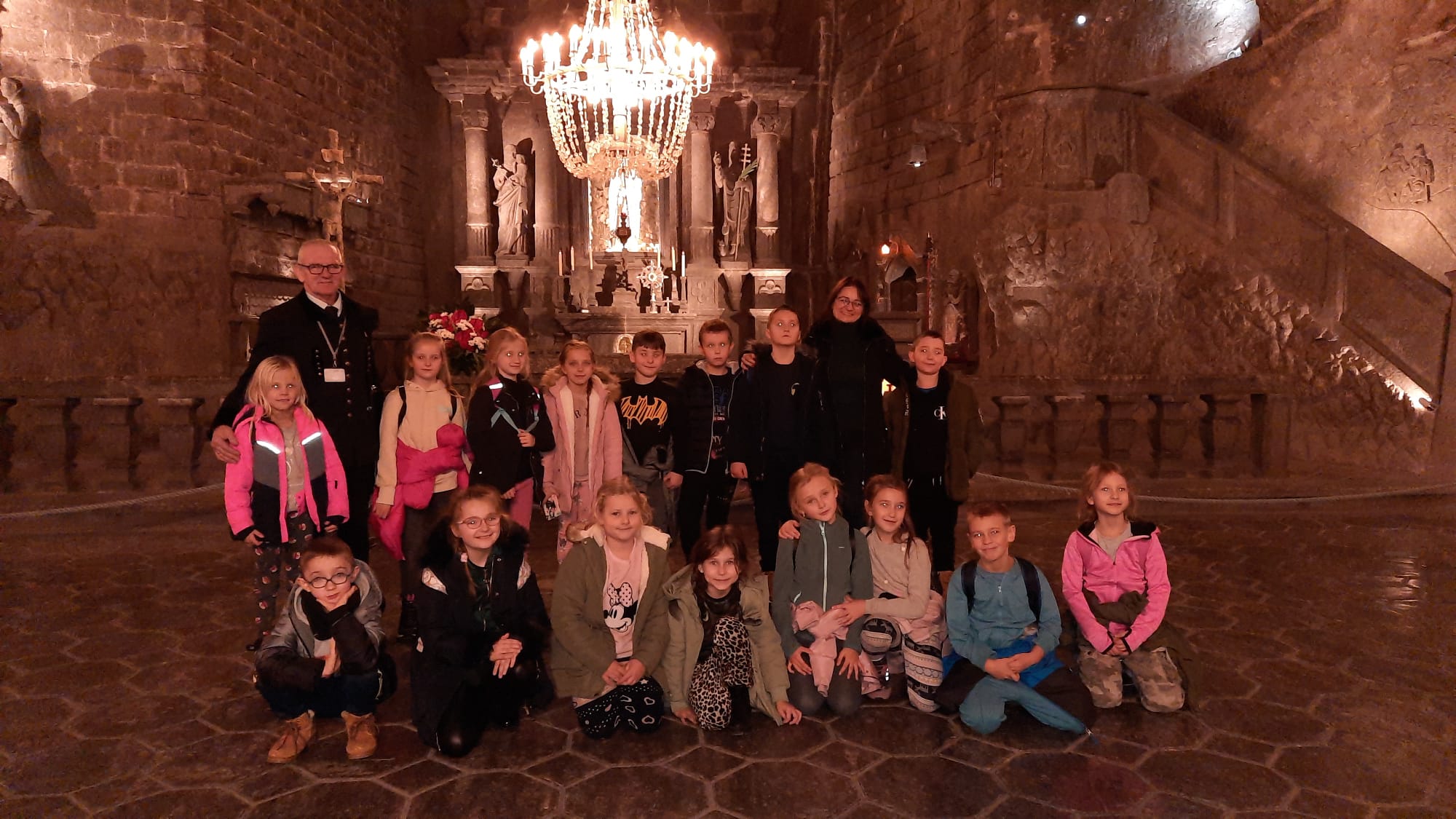 Zdjęcie grupowe uczniów klasy drugiej w koplani soli Wieliczka